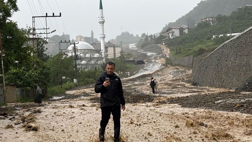 Trabzon'da şiddetli sağanak yağış! Ortahisar ilçesi sular altında kaldı - Resim: 4