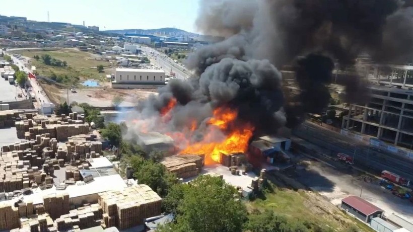 Kocaeli'de palet fabrikasında yangın - Resim: 1