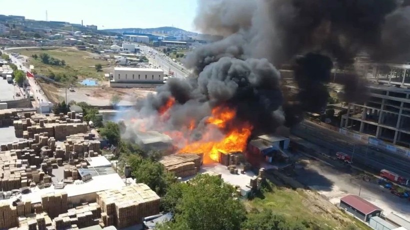 Kocaeli'de palet fabrikasında yangın - Resim: 3