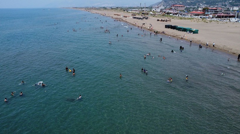 Bayramda havalar ısındı, Hataylılar sahilleri doldurdu - Resim: 1