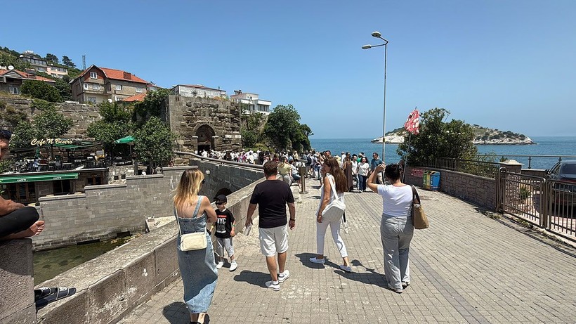 Amasra'da bayram yoğunluğu; 4 günde 19 bin 143 araç giriş yaptı - Resim: 2