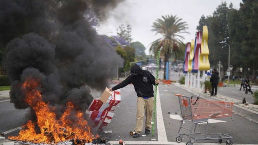 Los Angeles'ta göçmenlerin gözaltına alınmasına tepki - Resim: 4
