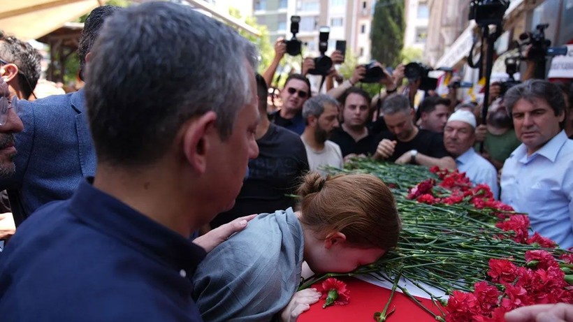Ferdi Zeyrek'e vedadan acı kareler: Özgür Özel defnetti - Resim: 1