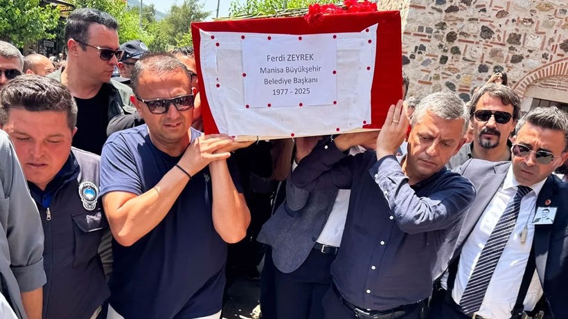 Ferdi Zeyrek'e vedadan acı kareler: Özgür Özel defnetti - Resim: 2