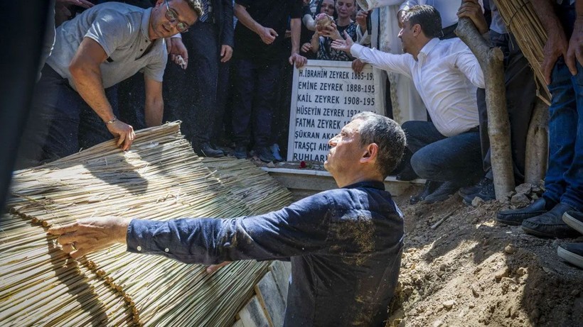Ferdi Zeyrek'e vedadan acı kareler: Özgür Özel defnetti - Resim: 3
