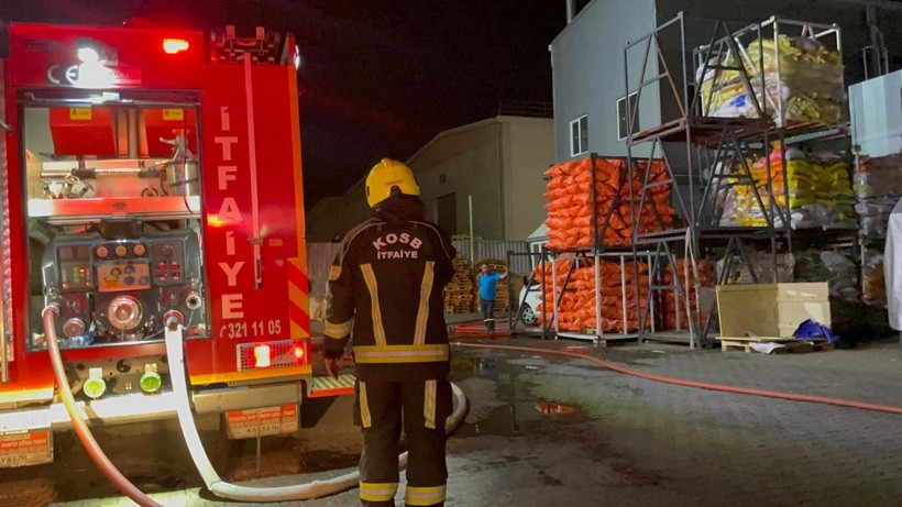Kayseri'de ahşap fabrikasının silosundaki yangın söndürüldü - Resim: 3