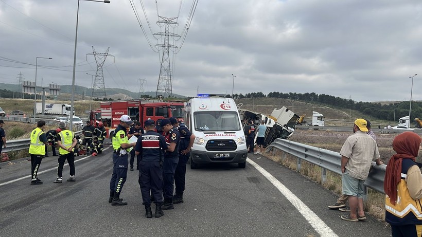 Kocaeli'de karpuz yüklü TIR devrildi; 1 ölü, 3 yaralı - Resim: 3