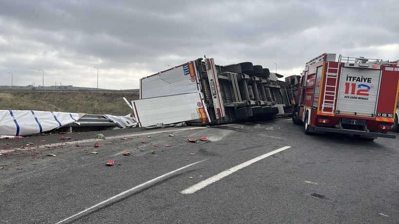 Kocaeli'de karpuz yüklü TIR devrildi; 1 ölü, 3 yaralı - Resim: 2