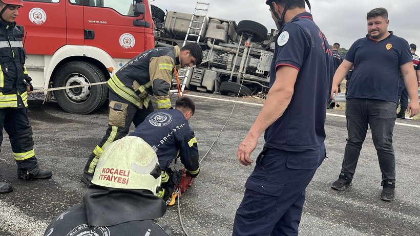 Kocaeli'de karpuz yüklü TIR devrildi; 1 ölü, 3 yaralı - Resim: 4