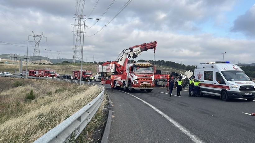 Kocaeli'de karpuz yüklü TIR devrildi; 1 ölü, 3 yaralı - Resim: 1