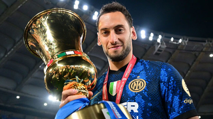 Hakan Çalhanoğlu iki yıllık imza için geliyor; Ezeli rakipten Galatasaray'a inanılmaz çalım - Resim: 2