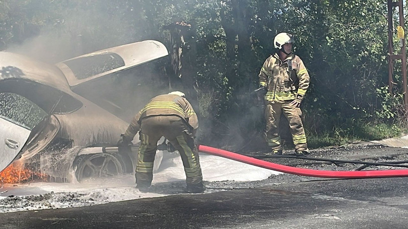 Sarıyer’de lüks otomobil alev alev yandı - Resim: 2