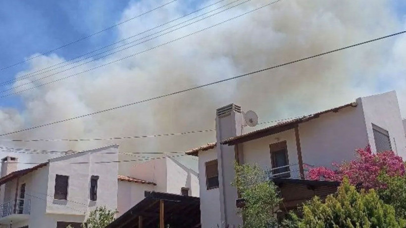 İzmir Çeşme'de orman yangını: Üç mahalle tahliye edildi, karayolu kapatıldı - Resim: 1