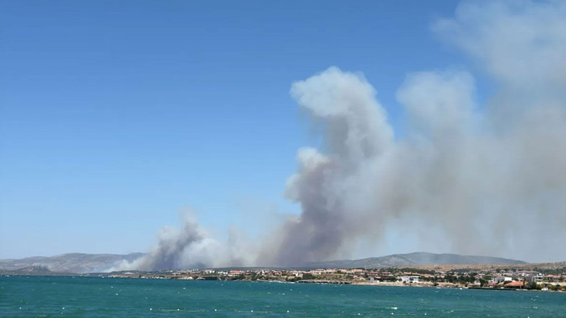İzmir Çeşme'de orman yangını: Üç mahalle tahliye edildi, karayolu kapatıldı - Resim: 3
