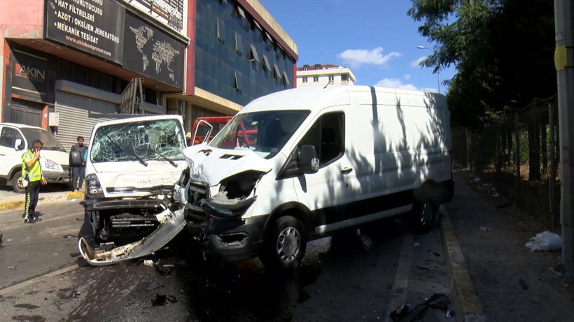 Sultanbeyli'de kamyonet ile hafif ticari araç çarpıştı - Resim: 1