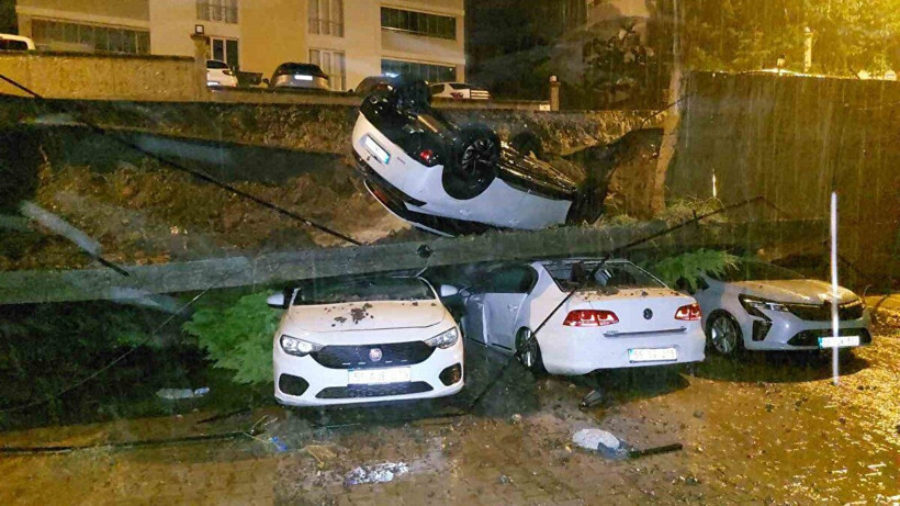 Samsun’da şiddetli yağış: İstinat duvarı araçların üzerine devrildi - Resim: 2