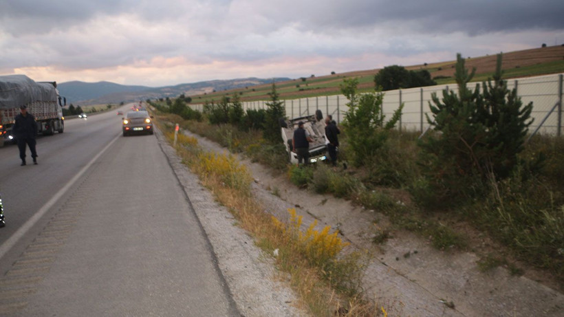 Tokat’ta otomobil takla attığ: 4 yaralı - Resim: 3