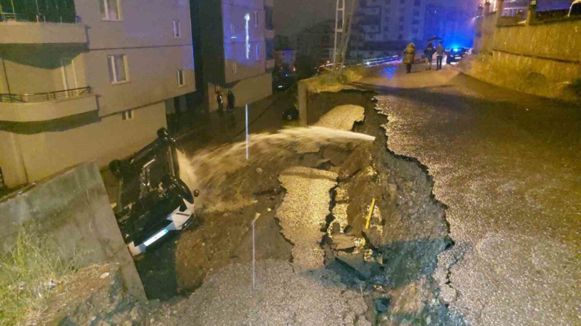 Samsun’da şiddetli yağış: İstinat duvarı araçların üzerine devrildi - Resim: 4