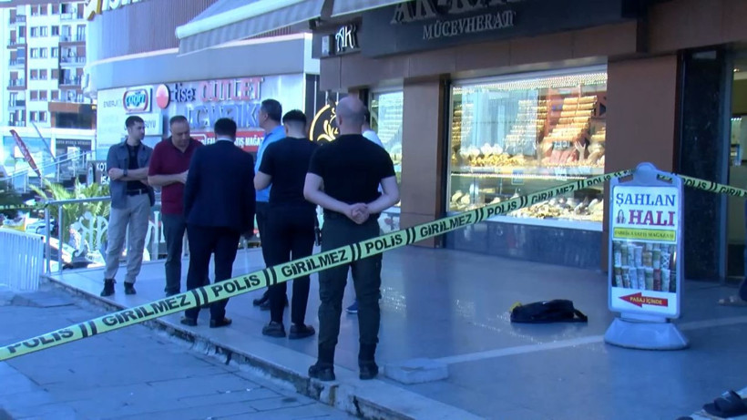 İstanbul'un göbeğinde silahlı soygun girişimi: Silahlar patladı - Resim: 3