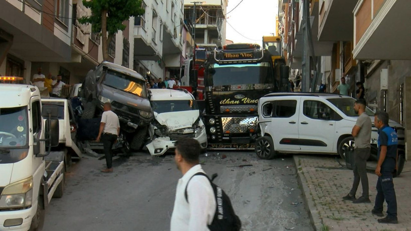 Başakşehir'de kayan vinç park halindeki 23 araca çarptı - Resim: 4