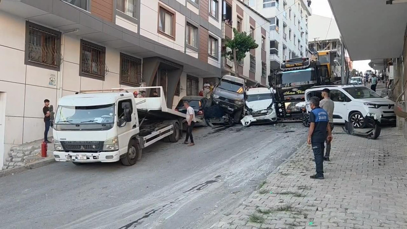 Başakşehir'de kayan vinç park halindeki 23 araca çarptı - Resim: 3