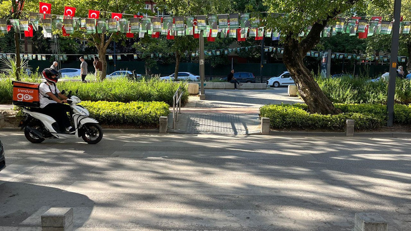 Yaya geçidinde motosikletin çarptığı kadın yaralandı - Resim: 2