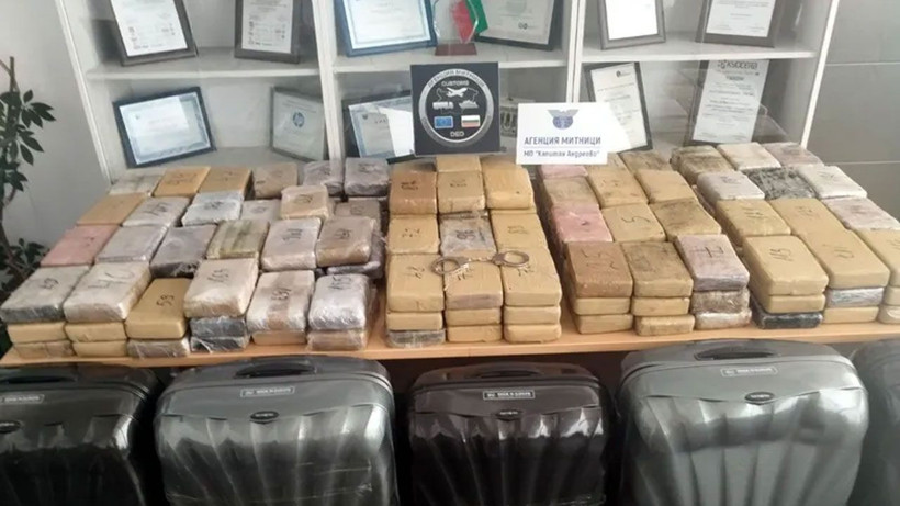 Türkiye'ye girmek üzere Bulgaristan gümrüğüne gelen cipte 205 kilo uyuşturucu ele geçirildi - Resim: 1