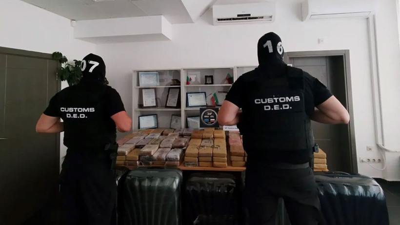 Türkiye'ye girmek üzere Bulgaristan gümrüğüne gelen cipte 205 kilo uyuşturucu ele geçirildi - Resim: 2