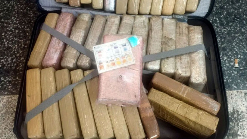 Türkiye'ye girmek üzere Bulgaristan gümrüğüne gelen cipte 205 kilo uyuşturucu ele geçirildi - Resim: 4