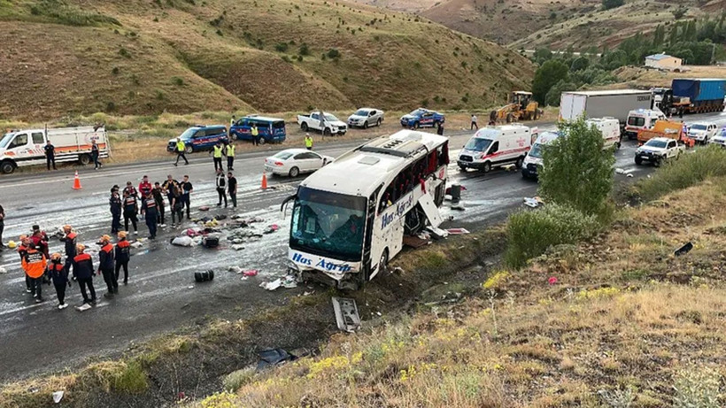Sivas'ta yolcu otobüsü devrildi: 4 kişi öldü, 40 kişi yaralandı - Resim: 1