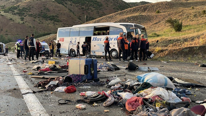 Sivas'ta yolcu otobüsü devrildi: 4 kişi öldü, 40 kişi yaralandı - Resim: 2
