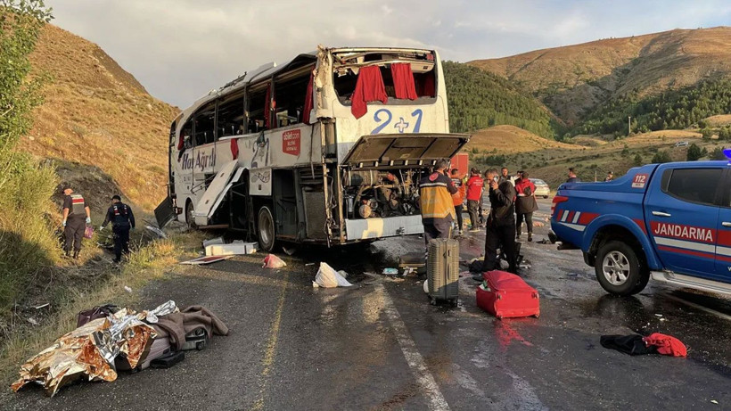 Sivas'ta yolcu otobüsü devrildi: 4 kişi öldü, 40 kişi yaralandı - Resim: 3