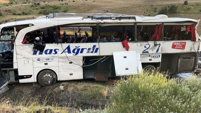 Sivas'ta yolcu otobüsü devrildi: 4 kişi öldü, 40 kişi yaralandı - Resim: 4