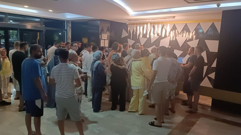 Elektrik kesintisi nedeniyle klimalar çalışmayınca, müşteriler resepsiyona inip tepki gösterdi - Resim: 2