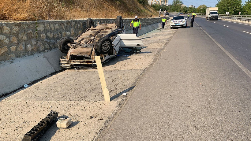 İzmit'te otomobil takla attı: 4 yaralı - Resim: 1