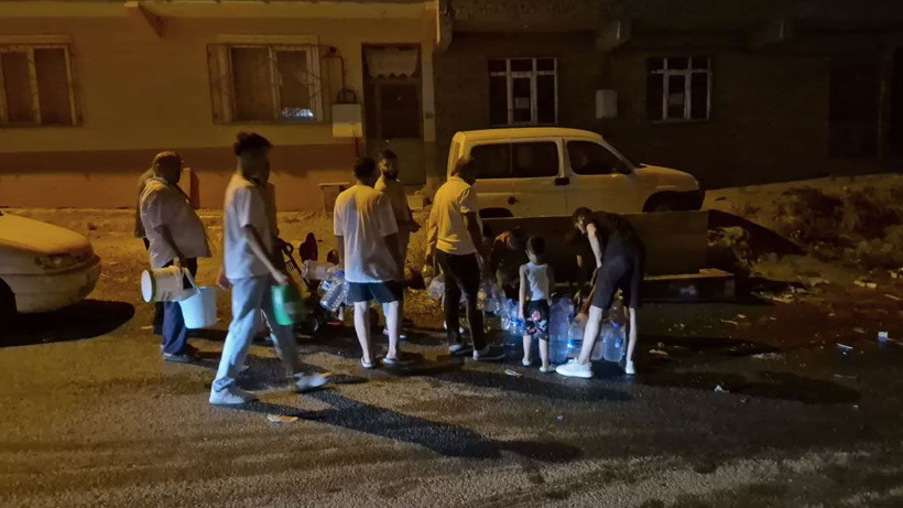 Tekirdağ’da su sıkıntısı: Vatandaşlar bidonlarla sokağa döküldü - Resim: 2