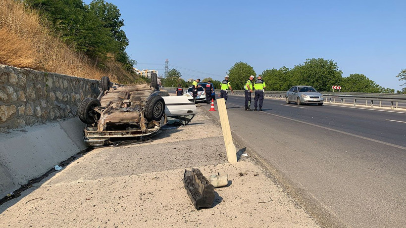 İzmit'te otomobil takla attı: 4 yaralı - Resim: 2