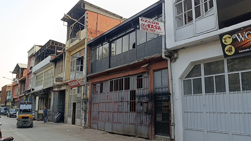 İnegöl’de çatı çöktü: 5 metreden düşerek yaralandı - Resim: 2