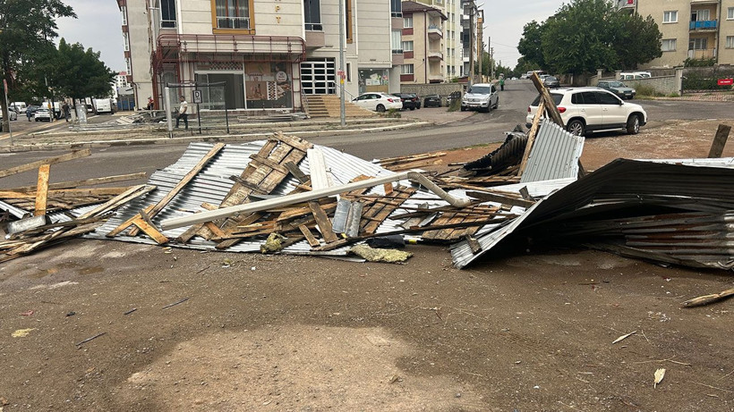 Sivas'ta sağanak ve kuvvetli rüzgar; çatı uçtu, araçlar zarar gördü - Resim: 1
