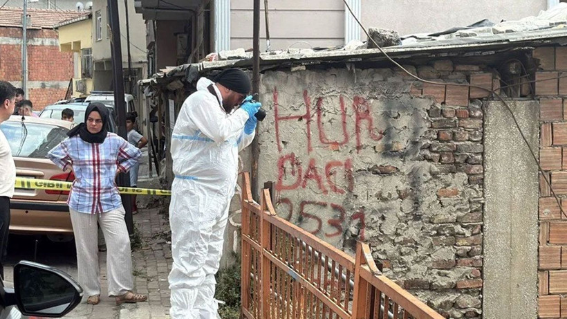 Gecekonduda vahşet anları! Yumurta çırpan ev arkadaşının boğazını kesti - Resim: 1