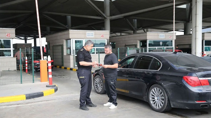 Yıllık izinlerini memleketlerinde geçiren gurbetçiler dönüyor: Kapıkule Sınır Kapısı'nda yoğunluk - Resim: 1