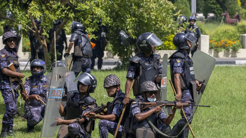 Nepal karıştı: Parlamento binası ateşe verildi, bakanlar dövüldü - Resim: 1
