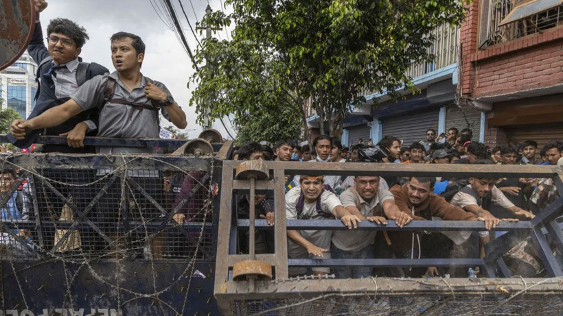 Nepal karıştı: Parlamento binası ateşe verildi, bakanlar dövüldü - Resim: 2