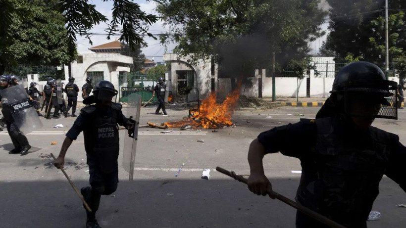 Nepal karıştı: Parlamento binası ateşe verildi, bakanlar dövüldü - Resim: 4