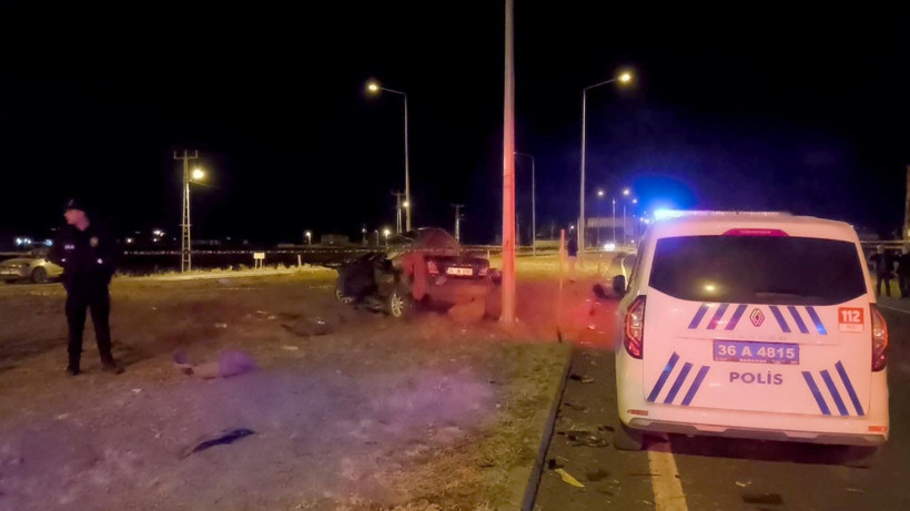 Kars'ta kereste yüklü kamyonla çarpışan otomobilin sürücüsü öldü - Resim: 1