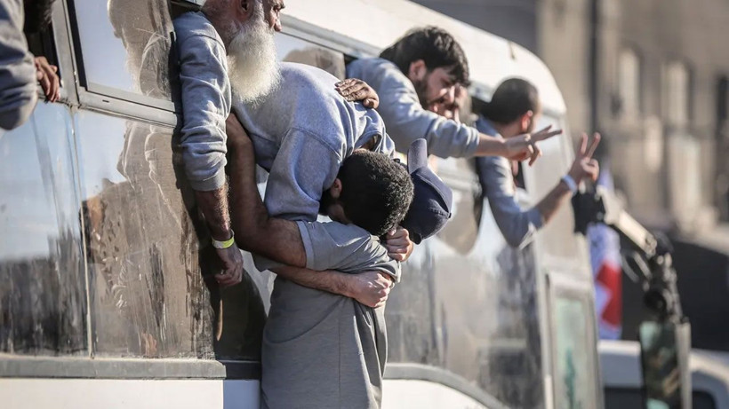 Gazze'de büyük kavuşma! Filistinli rehineleri on binler karşıladı - Resim: 1