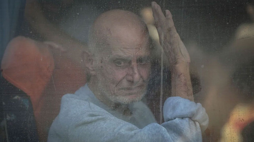 Gazze'de büyük kavuşma! Filistinli rehineleri on binler karşıladı - Resim: 2