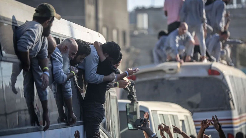 Gazze'de büyük kavuşma! Filistinli rehineleri on binler karşıladı - Resim: 4