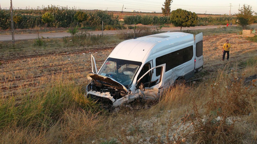 Kilis'te, otomobil ile minibüs çarpıştı: 12 yaralı - Resim: 1
