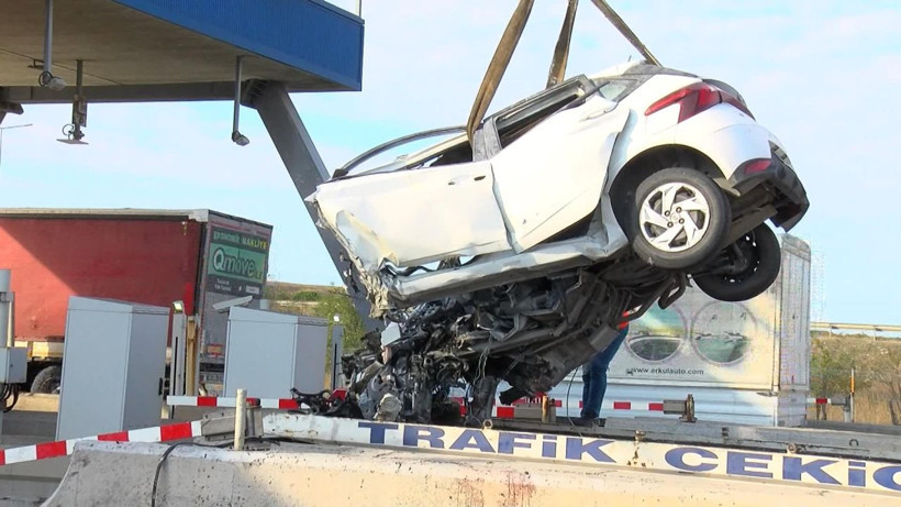 Kuzey Marmara Otoyolu'nda korkunç kaza! Otomobil gişe bariyerine çarptı - Resim: 1